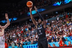 NBA转会窗口：灰熊队签新援，老将布朗面临裁员危机，阵容调整新期待